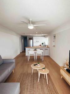 Stylish getaway, beach views, 2 mins from shops