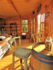 Chez "hygge en périgord", gîtes climatisés à la campagne avec piscine chauffée privatisée et balnéo en option ou déjà incluse- 1 gîte de 2 personnes, 1 jusquà 6 personnes et 1 jusquà 12 personnes