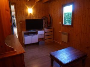 Chalet avec piscine chauffée, tennis et jardin clos, à 1700m de la plage de Cabourg - FR-1-465-22