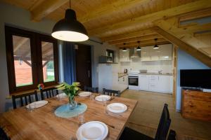 Całoroczny Domek Sosenka 1-5 z 2 sypialniami, aneksem, łazienka i salon