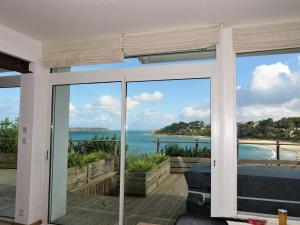 Holiday Home (8 Adults) room in Maison Perros-Guirec 5 pièces 8 personnes - FR-1-368-191