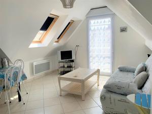 Appartement Mansardé avec Garage au Centre de Perros-Guirec - FR-1-368-340