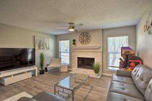 11 Mi to Holiday at Arboretum! Home with Hot Tub