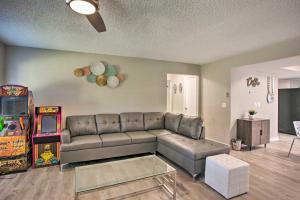 11 Mi to Holiday at Arboretum! Home with Hot Tub