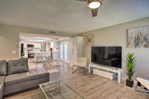 11 Mi to Holiday at Arboretum! Home with Hot Tub