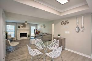 11 Mi to Holiday at Arboretum! Home with Hot Tub