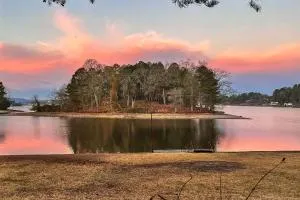 Waterfront Home with Dock Less Than 3 Mi to Oaklawn Racing! - Red Oak