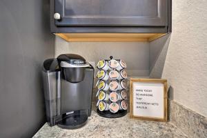 Eagle Lake Home Less Than 7 Mi to Legoland!