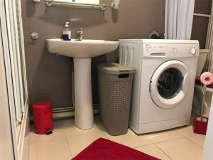 Appartement T2 Mezzanine, 6 couchages, bord de plage, parking privé, proche commerces et Aqualand - FR-1-81-47