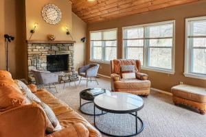 Cozy Mountain Home at Rumbling Bald Resort!