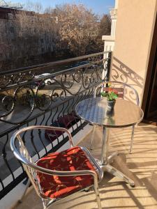 Purple Rose Apartment Valencia Gardens