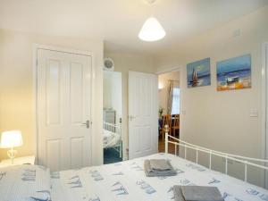 Sunnydaze-detached chalet with 2 bedrooms and 2 bathrooms and private parking outside door