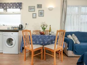 Sunnydaze-detached chalet with 2 bedrooms and 2 bathrooms and private parking outside door