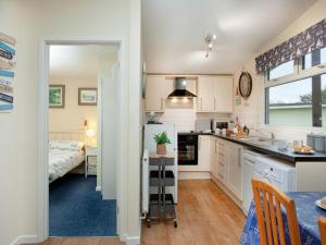 Sunnydaze-detached chalet with 2 bedrooms and 2 bathrooms and private parking outside door