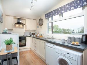 Sunnydaze-detached chalet with 2 bedrooms and 2 bathrooms and private parking outside door