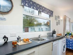 Sunnydaze-detached chalet with 2 bedrooms and 2 bathrooms and private parking outside door