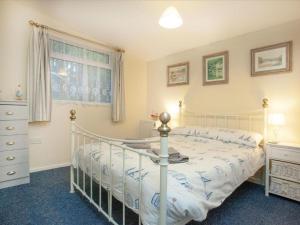 Sunnydaze-detached chalet with 2 bedrooms and 2 bathrooms and private parking outside door