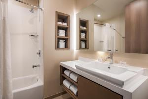 King Room with Sofa Bed room in Courtyard by Marriott Phoenix Downtown