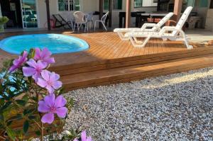 Piscina e Sinuca CASA Beto Carrero a 500m do Parque 1 suite e 2 quartos 3bwc a 300m da Praia churrasqueira e estacionamento privado