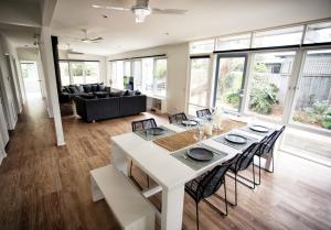 LONSDALE ON GLANEUSE