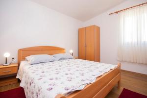 Apartments with parking space Grebastica, Sibenik - 13978