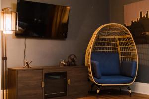 Pittsburghs South Side 3BD 2 miles to PNC park