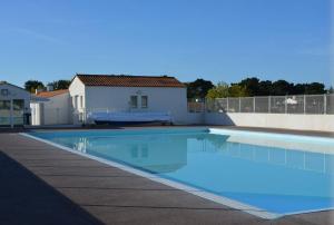 Maisons de vacances Les Volets Bleus 300 m de la Mer : photos des chambres