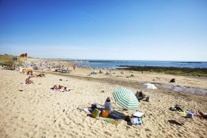 Maisons de vacances Les Volets Bleus 300 m de la Mer : photos des chambres