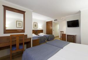 Family Room (2 Adults + 2 Children) room in Hotel Alixares