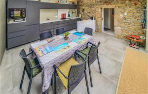 Maisons de vacances Stunning Home In Plouguerneau With Kitchen : photos des chambres