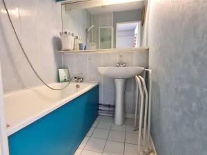 Appartements T2 climatise avec piscine, tennis et parking a 200 m des plages - FR-1-316-96 : photos des chambres