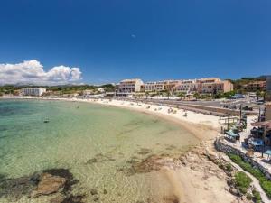 Appartements T2 climatise avec piscine, tennis et parking a 200 m des plages - FR-1-316-96 : photos des chambres