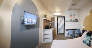 Hive Manila Guesthouse and Apartments 400 Mbps - Gallery Studio