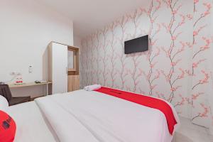 RedDoorz Syariah Plus near Tugu Bubur Ayam Cianjur