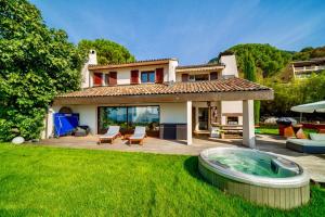Sunset House with gorgeous view of the lake