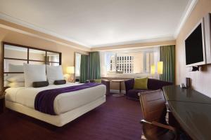 Forum Classic Suite, 1 King Bed, Non-Smoking room in Caesars Palace Hotel & Casino
