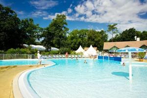 Maisons de vacances Bungalow de 2 chambres a Saint Brevin les Pins a 400 m de la plage avec piscine partagee et terrasse amenagee : photos des chambres