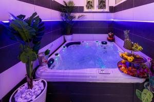 Apartment By the Way Hot Tub and Free Parking 