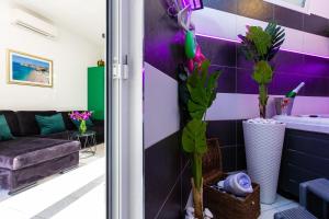 Apartment By the Way Hot Tub and Free Parking