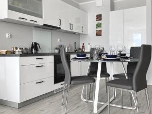 Komfortowy apartament z garażem i balkonem Platany