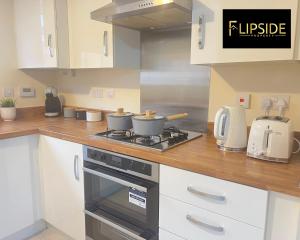 Three Bedroom Semi Detached House By Flipside Property Aylesbury Serviced Accommodation & Short Lets With Wifi & Parking