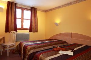 Hotels Logis Le Luth : Chambre Lits Jumeaux