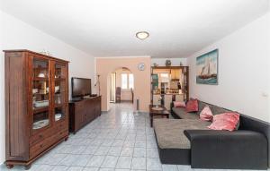 Stunning Apartment In Okrug Donji With Wifi 