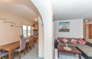 Stunning Apartment In Okrug Donji With Wifi 