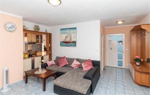 Stunning Apartment In Okrug Donji With Wifi 