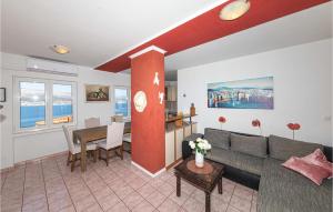 4 Bedroom Cozy Apartment In Okrug Donji 