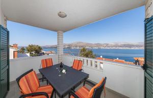 4 Bedroom Cozy Apartment In Okrug Donji 