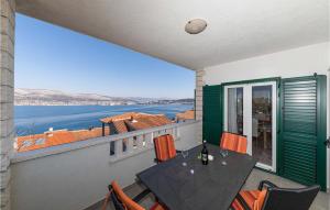 4 Bedroom Cozy Apartment In Okrug Donji