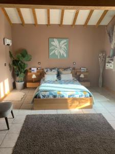 chambre salon indépendant, salle de bain wc privés, jardin privé, piscine partagée près dun lac