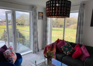 Contemporary, Cosy & Homely 2 Bed Apartment with High-Speed WIFI, Terrace & Free Parking overlooking Stourbridge Common Park & Coldhams Brook